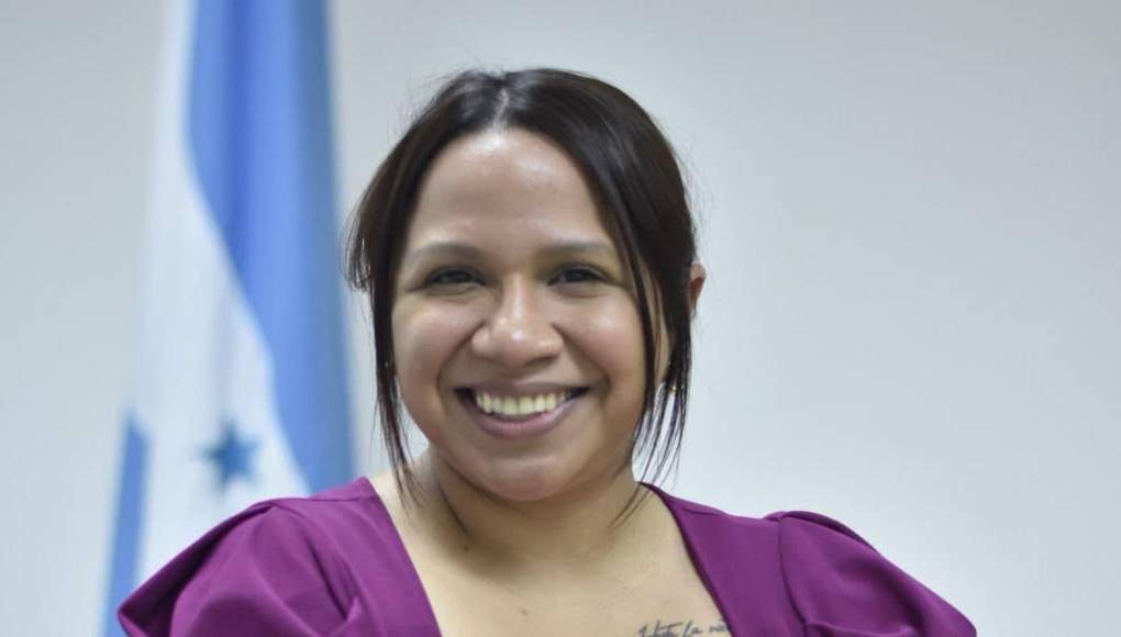 El acto de juramentación de la joven Gutiérrez Reyes lo llevó a cabo el Secretario de Gobernación, Justicia y Descentralización, Tomás Vaquero Morris y el Secretario General, Celso Alvarado.