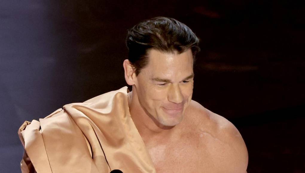 Acto seguido el actor y luchador anunció a la ganadora, Holly Waddington, por su labor en la película “Poor Things” o “Pobres Criaturas”.