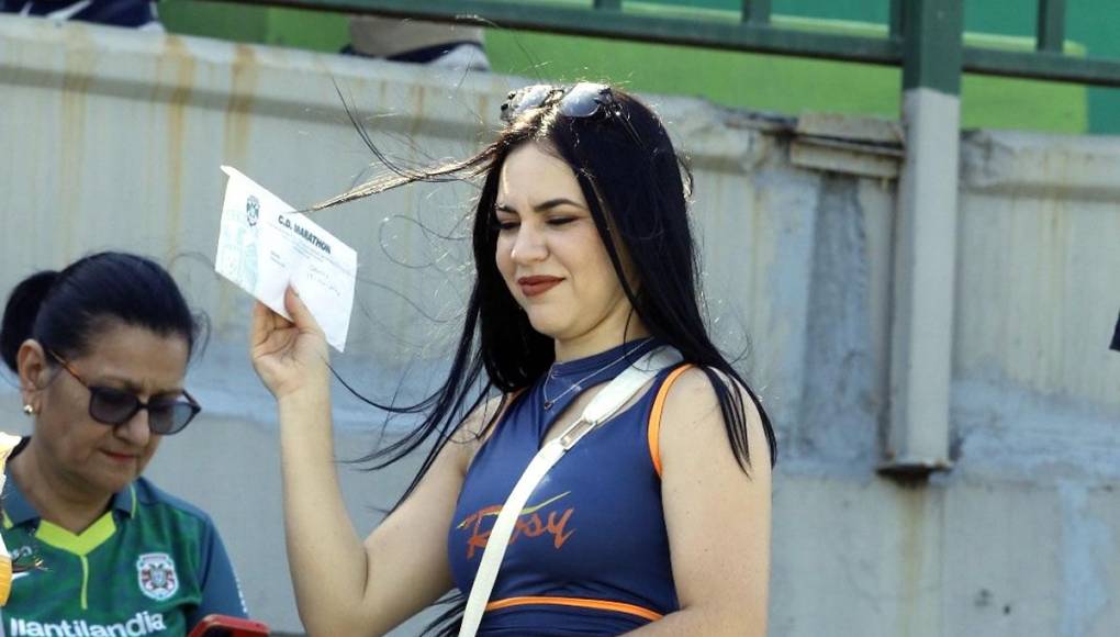 Bellas chicas adornaron las graderías del estadio Yankel Rosenthal durante el clásico Marathón-Olimpia.
