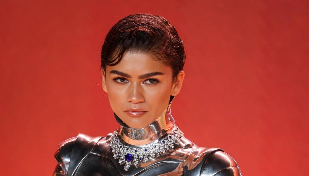 Zendaya se convierte en un “robot” en la premier de “Dune 2”