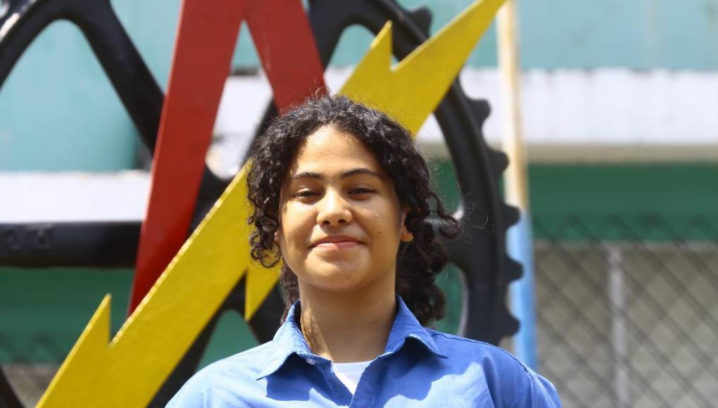 Rivera Castellanos, contó que su excelencia académica se debe a la disciplina y apoyo único de su padre Milton Rivera, y sueña con convertirse en ingeniera en Mecatrónica.