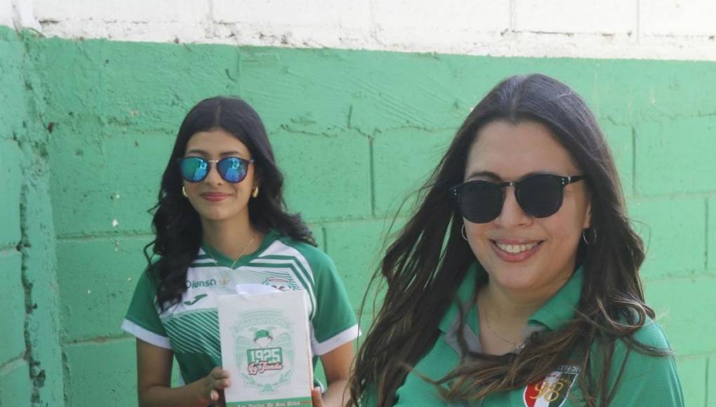 Las bellas chicas que recibieron con regalos a los jugadores del Olimpia.