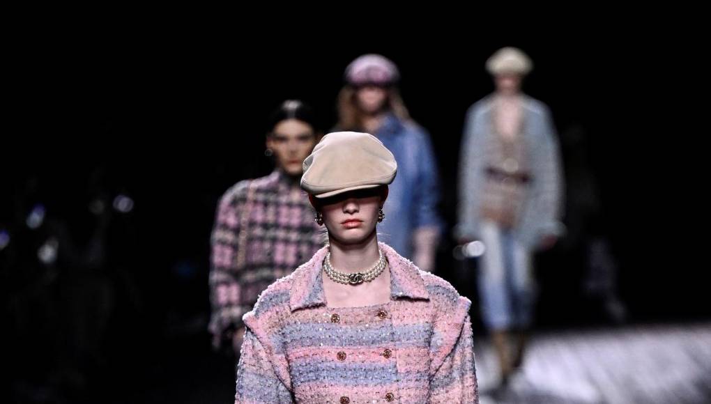 Conjuntos con sacos a la cintura y boinas en la cabeza predominan en la colección.