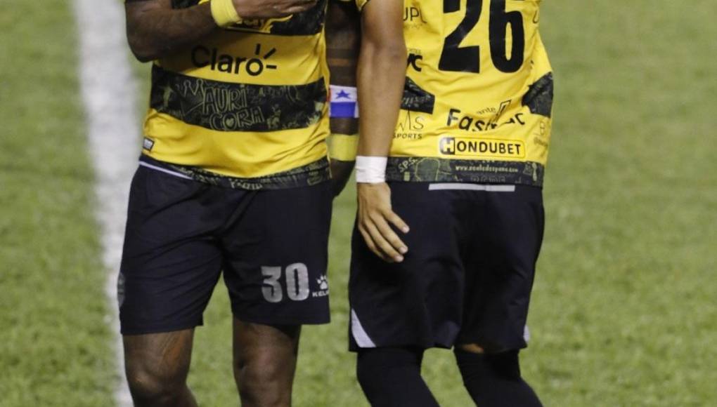 Carlos Small salió del campo y dejó su lugar a Marco Aceituno.