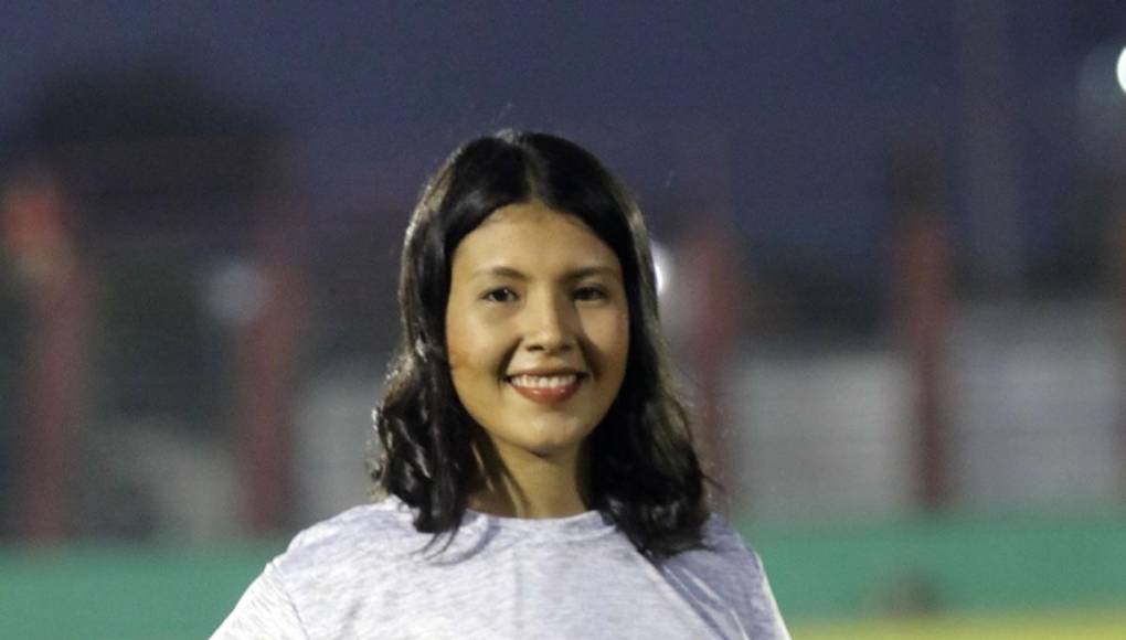 La otra chica que se paseó por la cancha del estadio Rubén Deras antes del partido entre Choloma y Platense.