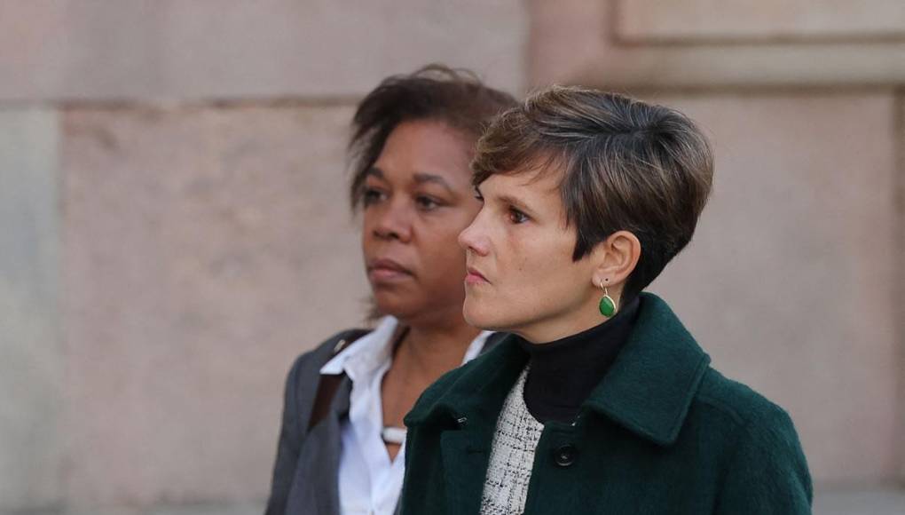 Inés Guardiola, abogada del futbolista brasileño Dani Alves, llegan para su juicio al Tribunal Superior de Justicia de Cataluña en Barcelona.