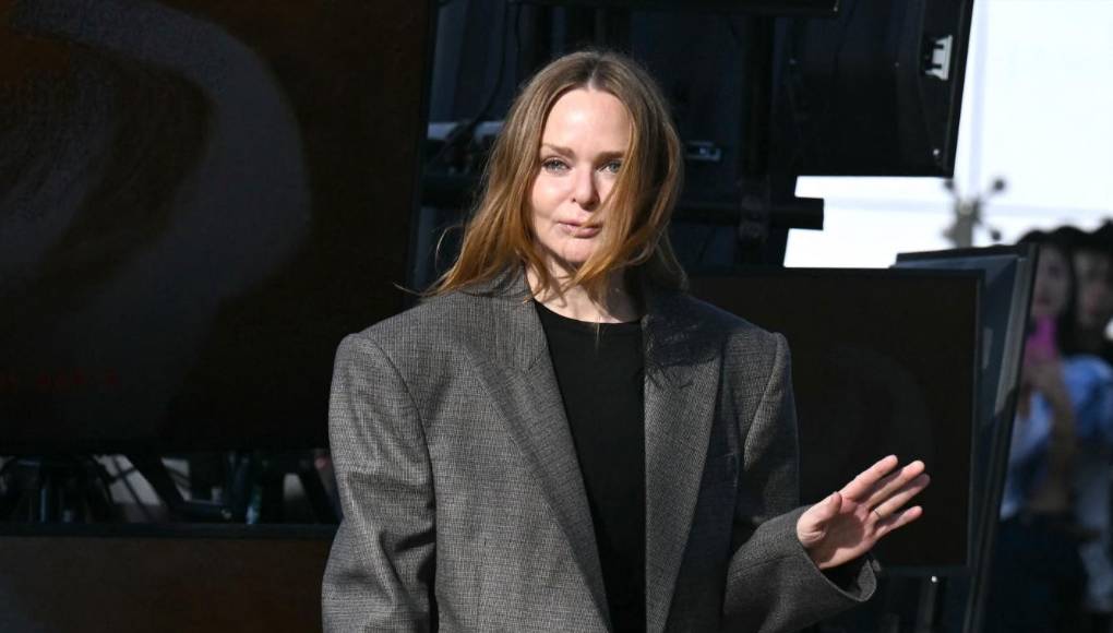 La creadora Stella McCartney multiplicó los trajes con “proporciones exageradas”, muy estructurados y los vestidos de noche con materiales nobles, pero esta vez con más excentricidad de lo habitual, con vestidos como bolas de ganchillo azul cielo o rojo.