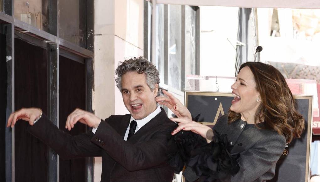 Desde el estrado, los intérpretes también recrearon el icónico baile de la canción ‘Thriller’, de Michael Jackson, que sus personajes, Jenna y Matt, llevan a cabo en la película.