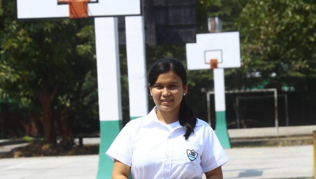 Agregó que se abrirá futuro enmarcado en la disciplina y que no bajará la guardia para ser una estudiante destacada en todos los niveles. Pineda Ordóñez, mencionó que recibe cursos extraescolares orientados a la computación, escribe poemas y es una apasionada por la lectura.