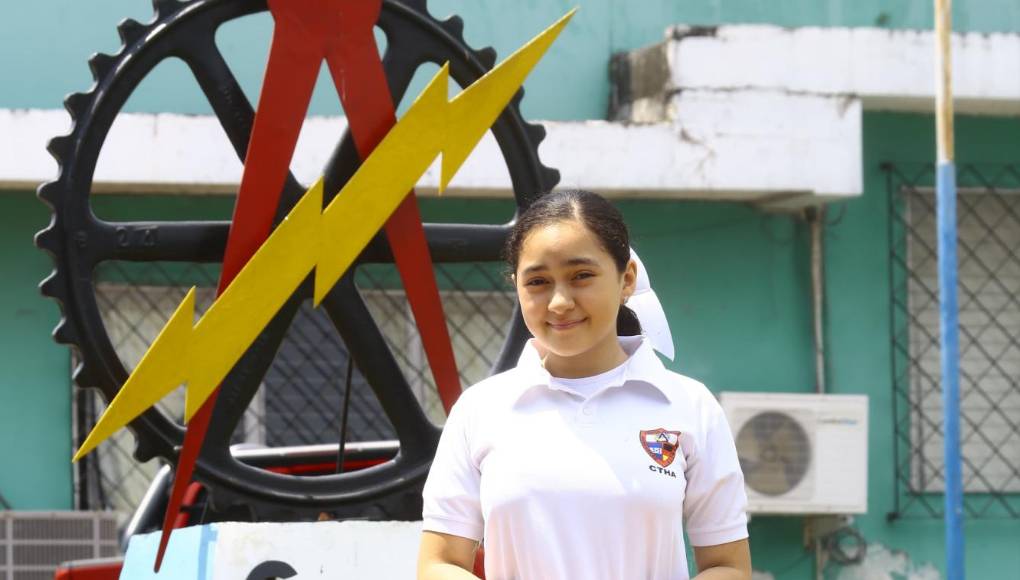 Pineda Paz, contó que proximamente agarrará en el CTHA el Bachillerato Técnico Profesional en Electricidad y que luego se convertirá en toda una Arquitecta. 