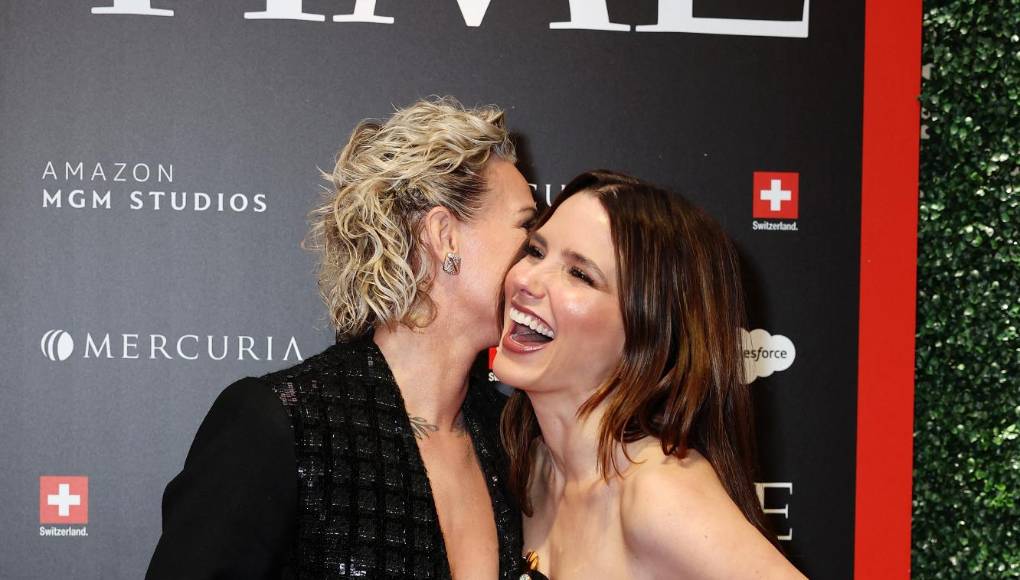 “Odio la idea de tener que salir del armario en 2024. Pero soy muy consciente de que estamos teniendo esta conversación en un año en el que estamos viendo los ataques más agresivos contra la comunidad LGBTQIA que se recuerdan en la historia moderna”, señaló Sophia Bush.