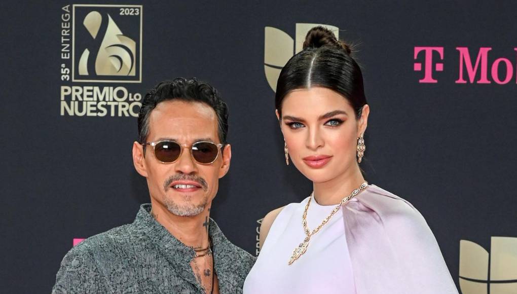 El cantante estadounidense de origen puertorriqueño Marc Anthony y su esposa la modelo y exreina de belleza paraguaya Nadia Ferreira posaron en la alfombra magenta de los Premio Lo Nuestro un mes después de su boda, ambos derrocharon amor en la alfombra magenta. Ambos lucieron elegantes y ella presumió feliz su avanzado estado de embarazo. 