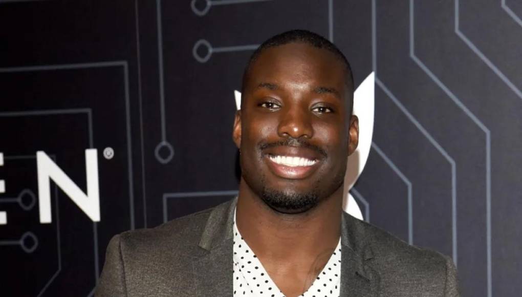 A lo largo de su carrera en la NFL, Davis jugó para varios equipos, incluidos los Miami Dolphins, Indianapolis Colts y Buffalo Bills.