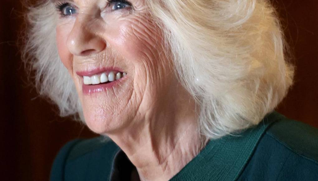 La reina Camila, de 76 años, tiene estos días más protagonismo de lo habitual y acude a numerosos compromisos públicos en nombre de la familia real, en ausencia de su marido. 