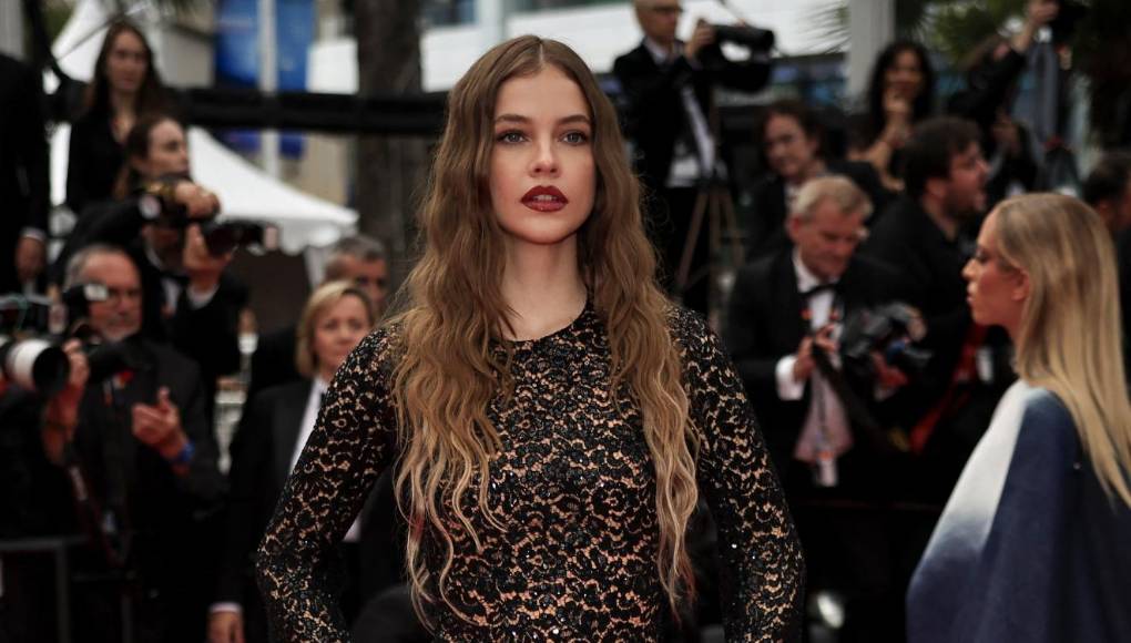 La modelo y actriz húngara, Barbara Palvin, con su vestido de encaje vampírico.