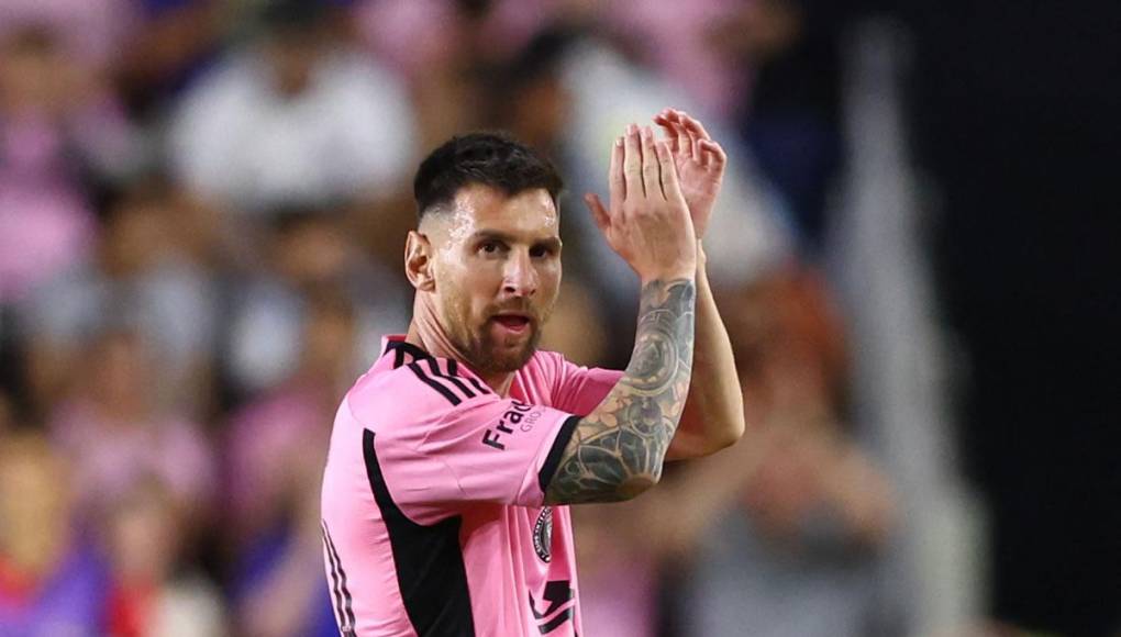 Leo Messi salió sustituido a la hora del partido y fue ovacionado por los aficionados de ambos equipos.