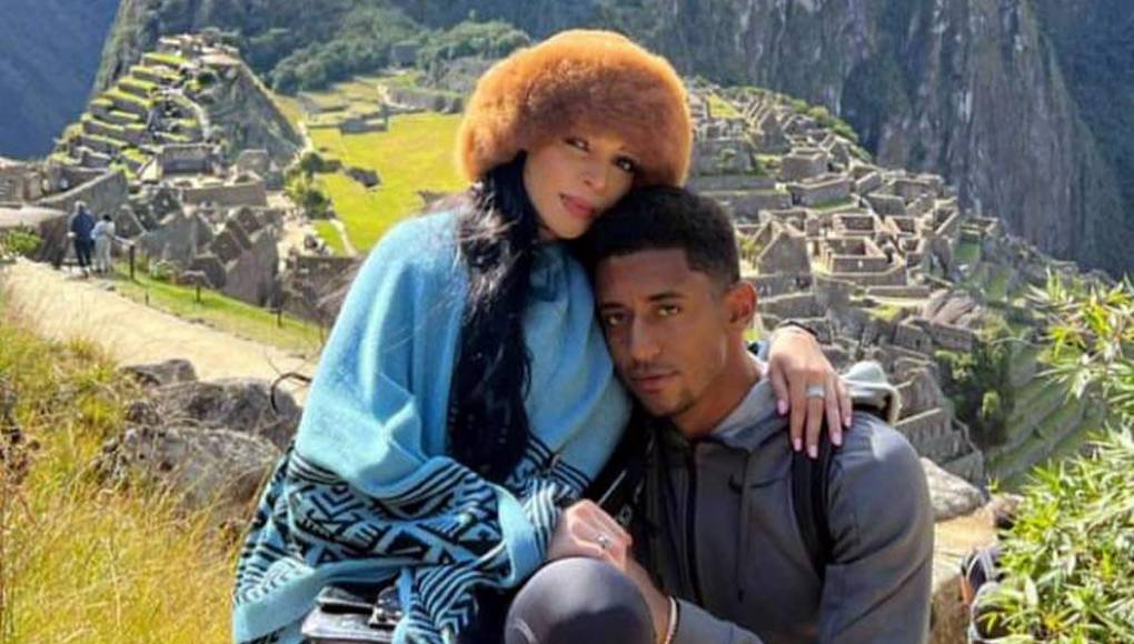 El delantero Antony ‘Choco‘ Lozano, del Almería, es el jugador hondureño que puede presumir tener la novia más hermosa.