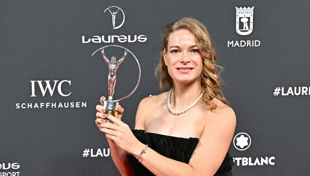 La tenista holandesa de silla de ruedas Diede de Groot posa con su premio Laureus a la Deportista del año con discapacidad.