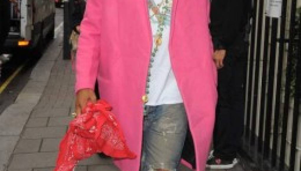 Pharrell Williams no tiene miedo a vestirse de rosa