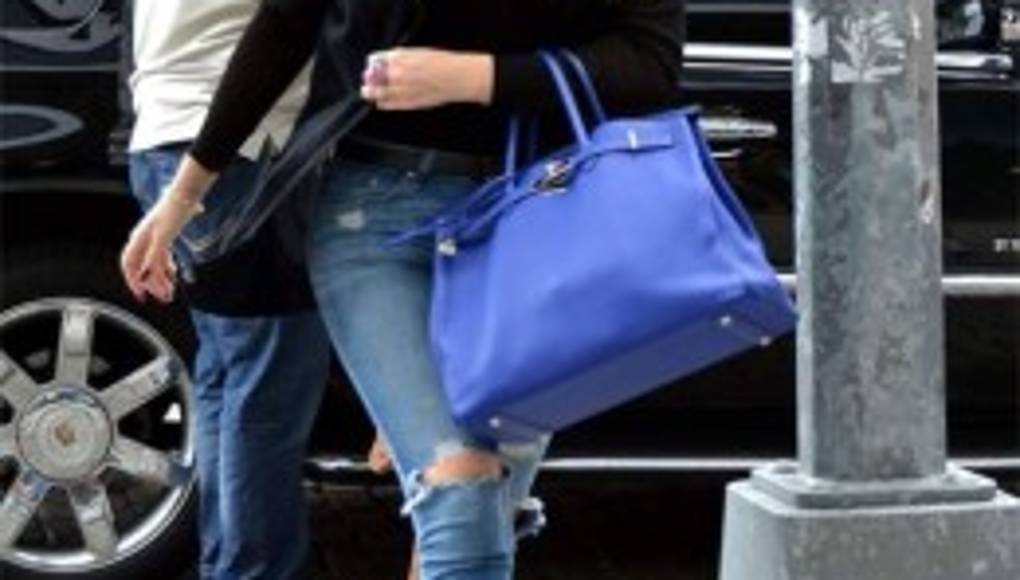 Khloé Kardashian cede el protagonismo a su bolso