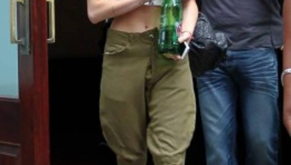 Miley Cyrus enseña el ombligo en Nueva York