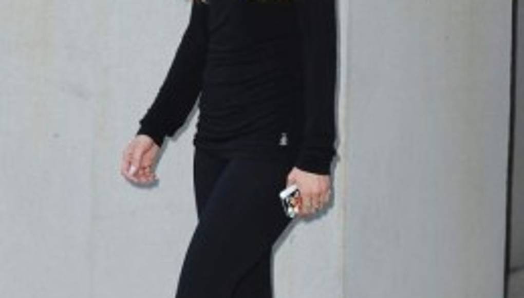 Jennifer Lopez se aferra al negro