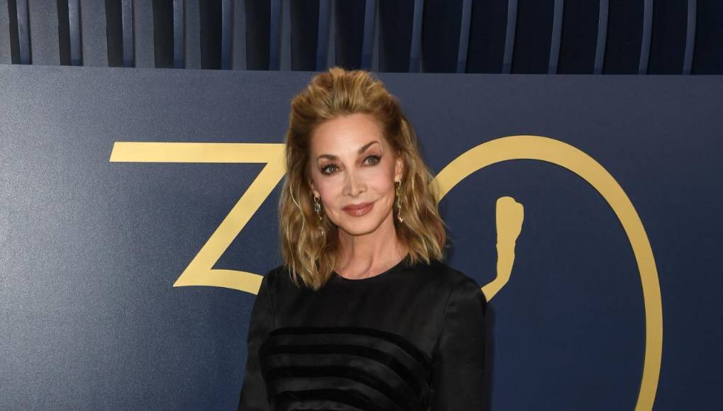 Un vestido negro eligió Sharon Lawrence, conocida por su personaje de Sylvia Costas Sipowicz en la serie policial del canal ABC llamada “NYPD Blue”.