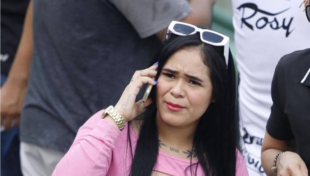 La guapa aficionada que fue sensación en el estadio Yankel Rosenthal en el juego Marathón vs Olancho FC.
