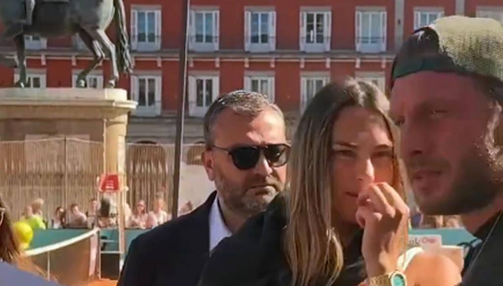 La bielorrusa de 26 años perdió ante la polaca Iga Swiatek en la final de Roma el sábado, y aprovechó el domingo libre para aparecer acompañada por el director ejecutivo de la marca Oakberry en Imola al día siguiente, como se ve en un video y varias fotos que publicaron en las redes sociales.