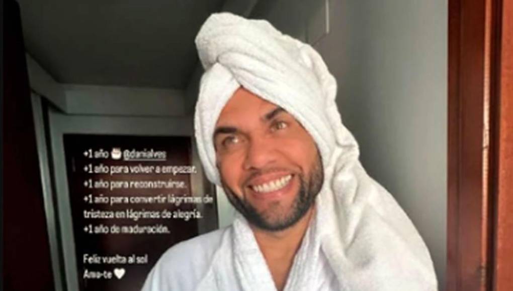 Joana Sanz felicitó a Dani Alves por su cumpleaños con un llamativo mensaje junto a esta foto: “+1 año. +1 año para volver a empezar. +1 año para reconstruirse. +1 año para convertir lágrimas de tristeza en lágrimas de alegría. +1 año de maduración. Feliz vuelta al sol. Amo-te”, escribió junto con un corazón del mismo color que el outfit del jugador.