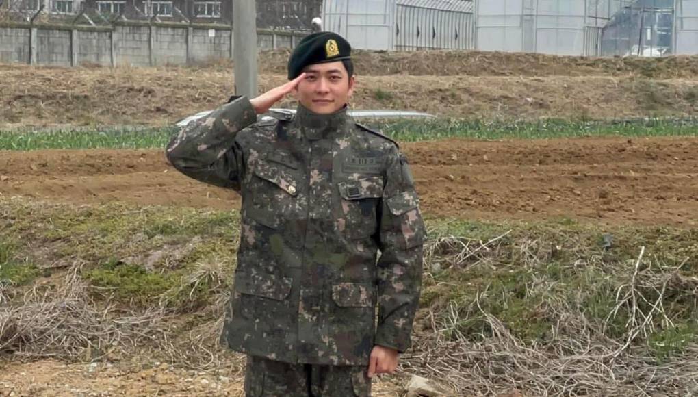 Horas más tarde Kang subió en sus redes sociales un video donde expresó: “Me enlisté después de recibir un gran amor de todos después de terminar ‘Woo, una abogada extraordinaria”. Me enfrenté al final de mis 20 y al comienzo de mis 30 en el ejército y fue un momento significativo durante el cual dejé mis malos hábitos y sólo obtuve cosas buenas”.