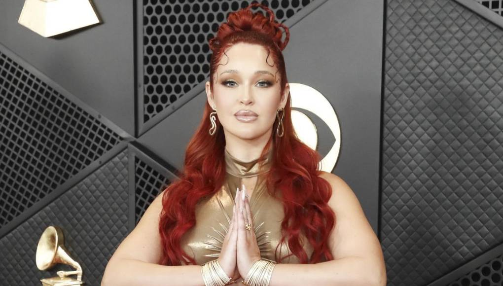 Elley Duhe con un traje peculiar posó al estilo egipcio.