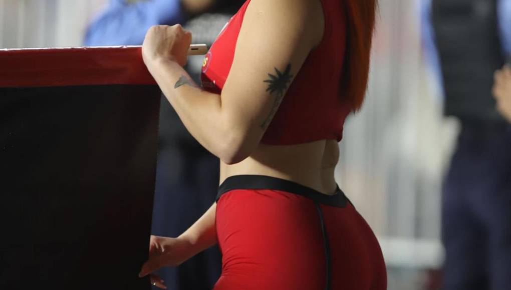 ¿Quién es la pelirroja? La bella chica que robó suspiros en el partido de ida de la final en el Nacional.