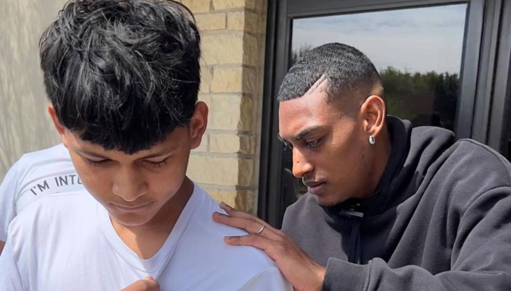 Joseph Rosales le firmó autógrafos a los hondureños que arribaron al hotel de concentración.