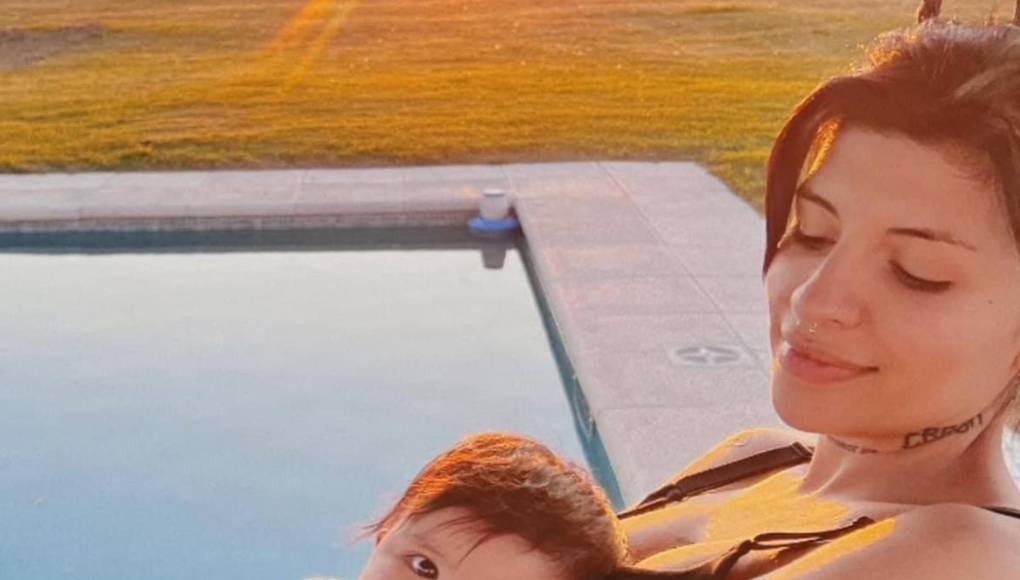 En la primera imagen se observa a Inti en brazos de la trapera argentina disfrutando de un cálido atardecer.