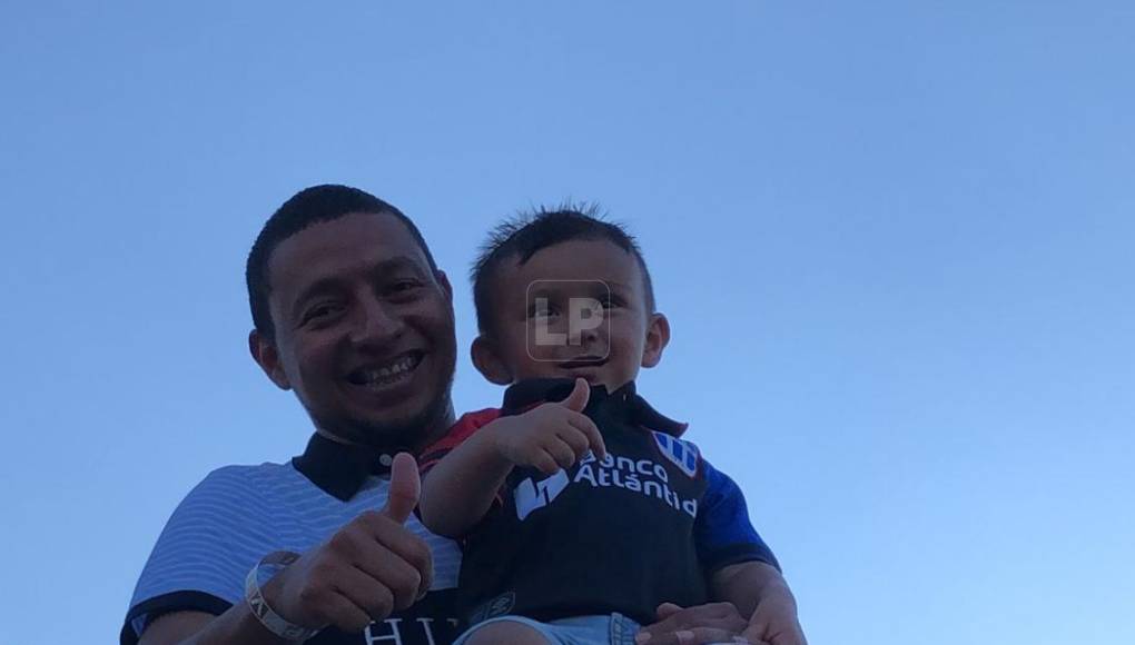 Algunos niños será la primera vez que vean jugar al Olimpia de Honduras. Siempre hay una primera vez.