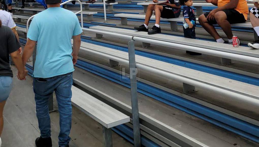 Decenas de aficionados de la Revo en Estados Unidos se hicieron presentes para apoyar al equipo.