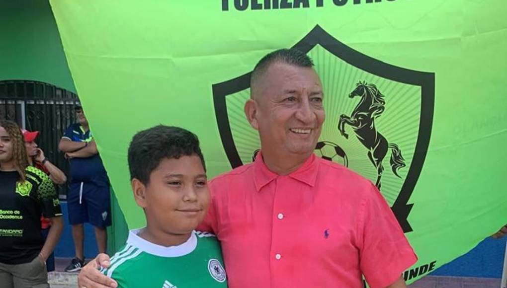 El técnico del Olancho FC, Humberto Rivera, se tomó fotos con los aficionados de los Potros.