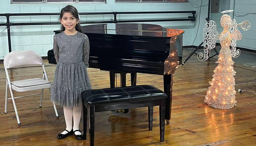 Annette García de 7 años de edad ejecutó el piano 