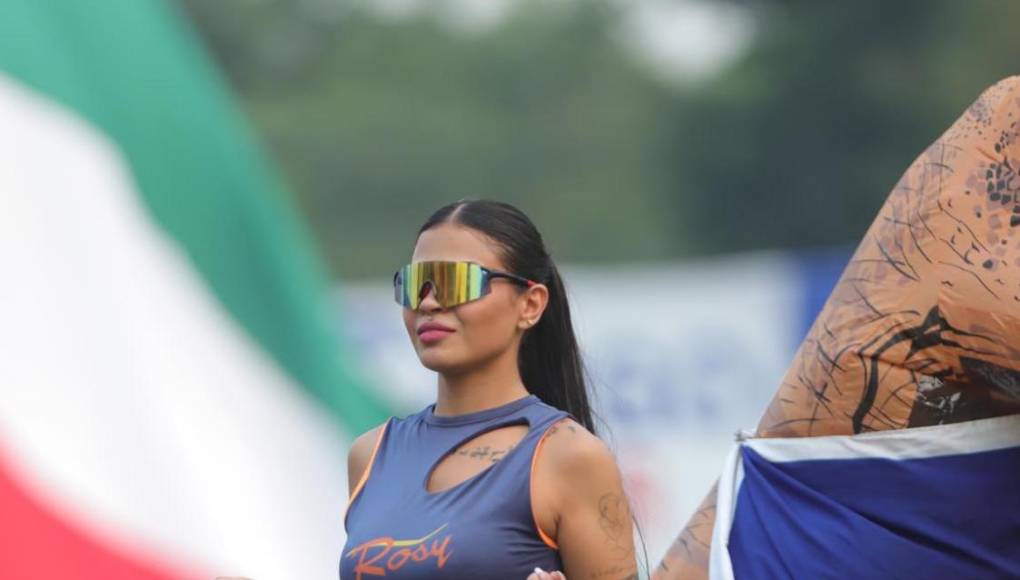 Las bellas modelos engalanaron el estadio Yankel Rosenthal.