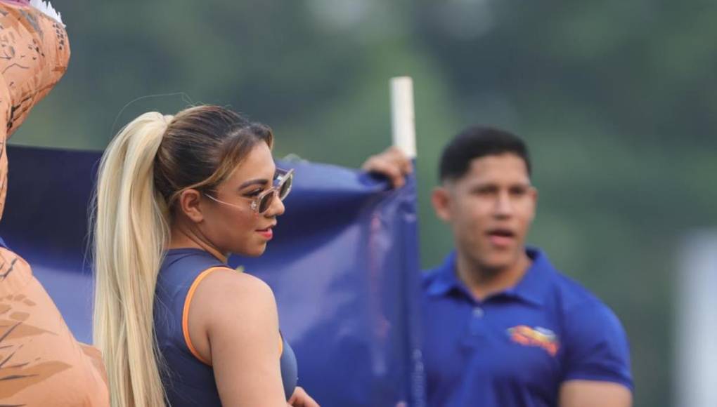 Las bellas modelos engalanaron el estadio Yankel Rosenthal.