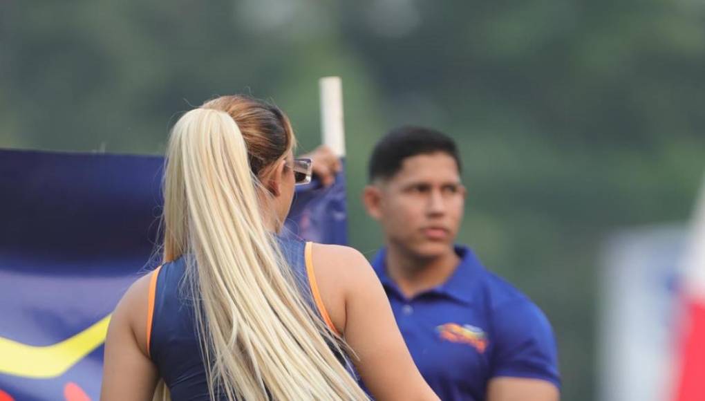 Las bellas modelo y su bailecito en el césped.