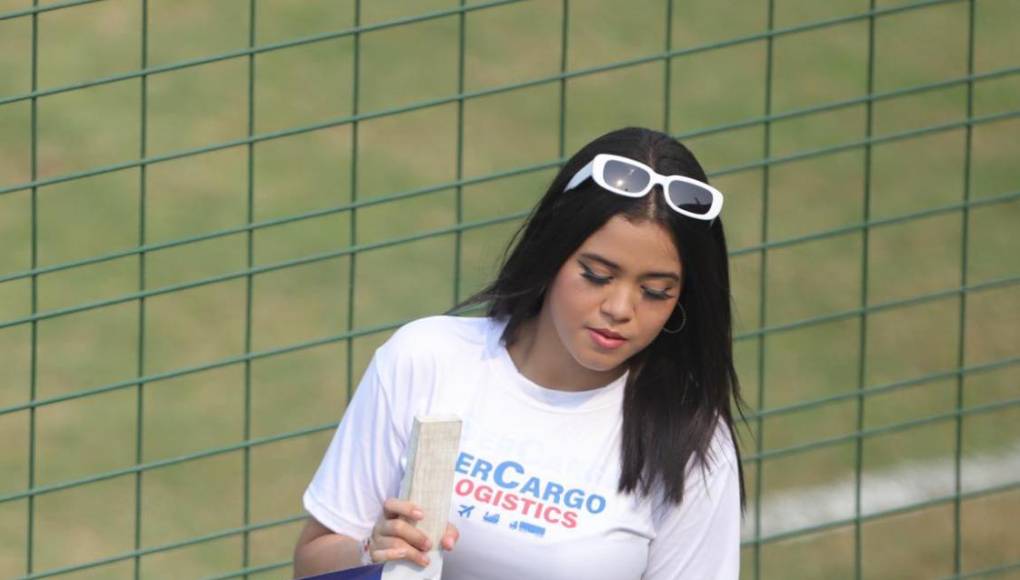 Las bellas modelos engalanaron el estadio Yankel Rosenthal.