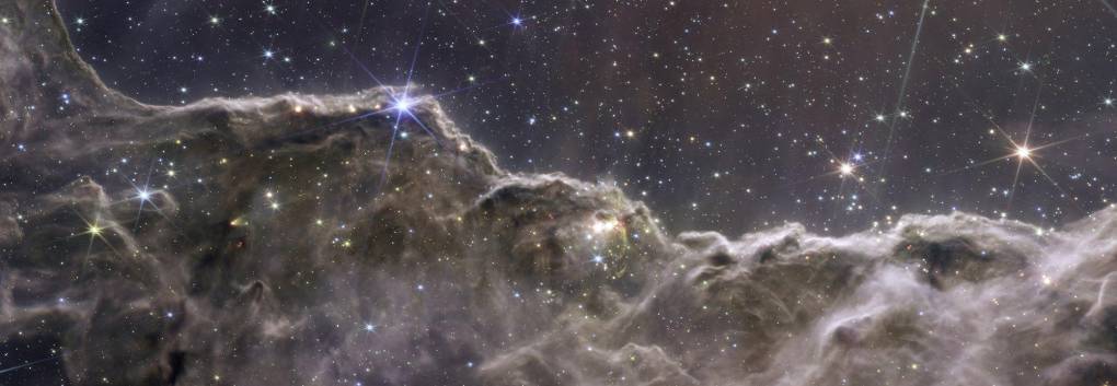 La última en conocerse fue la de la nebulosa Carina, la más emocionante por su espectacularidad y que revela por primera vez regiones de nacimiento estelar que antes eran invisibles. Este paisaje de “montañas” y “valles” salpicados de estrellas brillantes es en realidad el borde de una región cercana y joven donde se forman estrellas, llamada NGC 3324, en la Nebulosa de Carina.