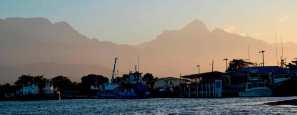 Contorno de La Cordillera de Nombre de Dios vista desde la laguna del muelle de cabotaje de la Ceiba.