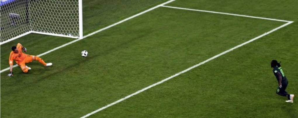 Momento del penal de Victor Moses para el empate de Nigeria ante Argentina. Foto AFP