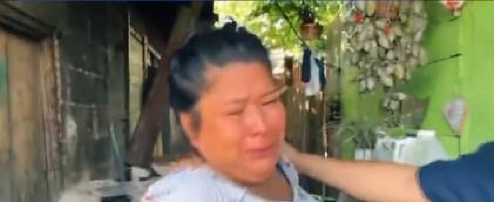 12. La madre de Suamy Rodríguez Santos llora al confirmarse la muerte de esta joven originaria de Peña Blanca, Santa Cruz, Cortés.