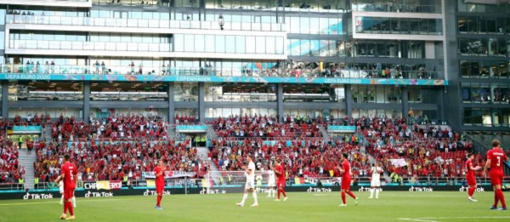 Las selecciones de Dinamarca y Bélgica interrumpieron su partido de la Eurocopa para realizar juntos, en el estadio de Copenhague, un homenaje a Christian Eriksen, apludiendo en el minuto 10. <br/><br/>Foto EFE