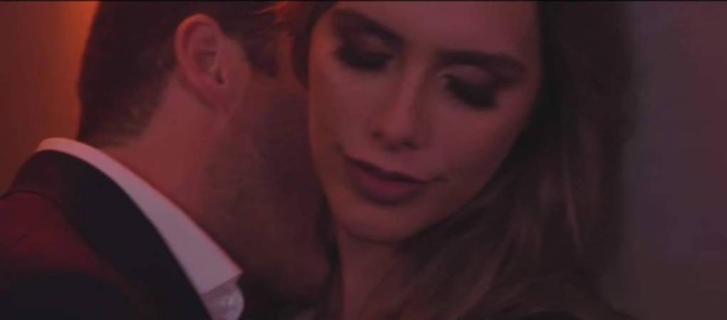 En una de las escenas Ponce aparece junto a Manu en el pasillo de un hotel mientras comienzan a besarse apasionadamente.