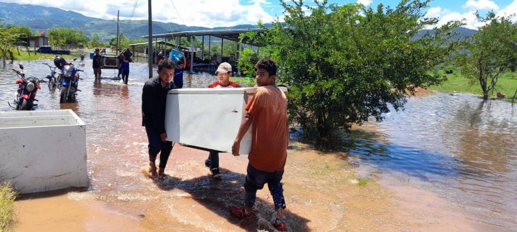 Las ayudas de autoridades se han desplazado en toda la región, pero es insuficiente para abordar cada una de las comunidades en riesgo. 